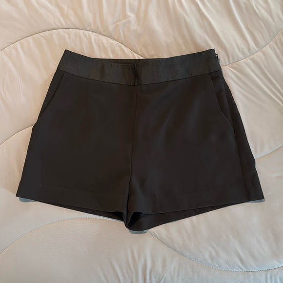 Black dress shorts. Express. Size 8. Side zip. - Picture 1 of 4